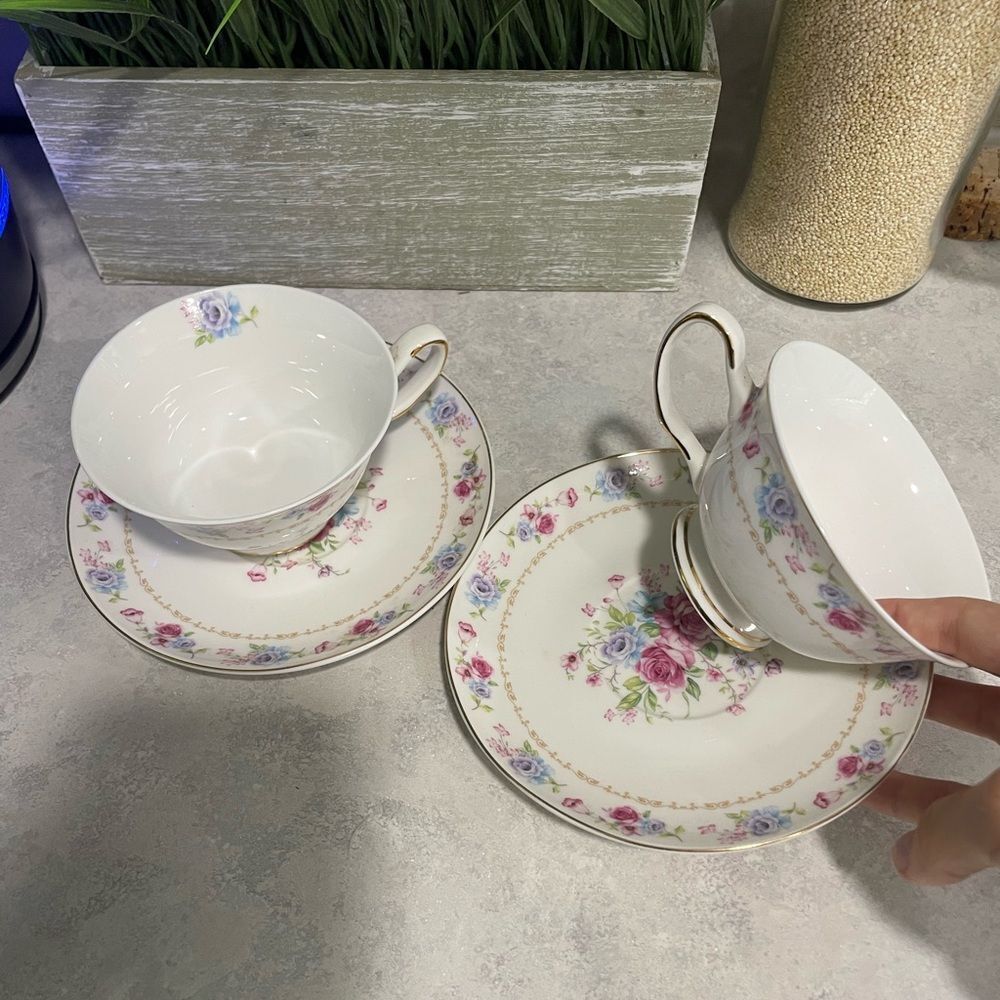 Teacup set with floral pattern - Picture 2 of 4